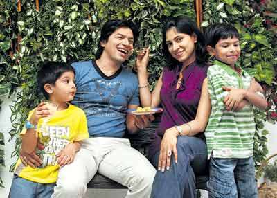 Singer Shaan and his family