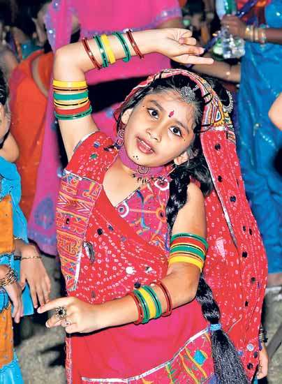 girls playing garba