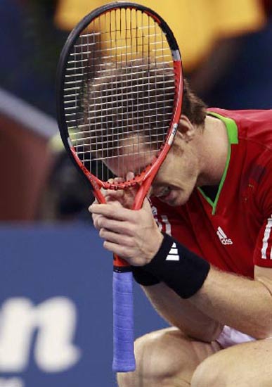 Andy Murray of Britain reacts to a missed point against Rafael Nadal of Spain in their semi-final match at the U.S. Open tennis tournament in New York
(Reuters)