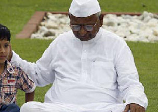 Arvind Kejriwal attacker slams Anna Hazare