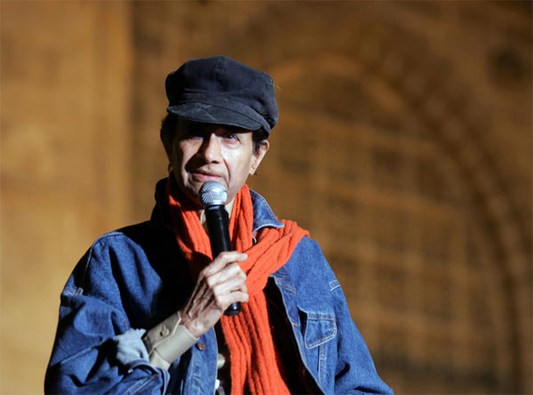 Dev Anand was the ultimate flamboyant and irresistibly charming silver screen star, whose romantic image and infectious zeal for life and cinema will outlive that of his contemporaries. On his first death anniversary, we take a look back at his illustrious career.
The charismatic star lived by the philosophy of Main Zindagi Ka Saath Nibhata chala gaya, har fikar ko dhuen mein udata chala gaya, a song from his movie Hum Dono (1961).
(DNA)