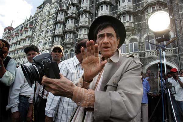 His films spoke of his modern sensibilities and desire to portray tomorrow's headlines today. The Bollywood legend always said that his films were expression of his world view and hence dealt with socially-relevant subjects.
His recent movies focused on the themes of present times like Awwal Number, Sau Crore, Censor, Mr Prime Minister and the latest Chargesheet where he played central characters.
In the pic: Dev Anand shooting his latest film Mr Prime Minister at Gateway of India on his 82nd Birthday
(DNA)