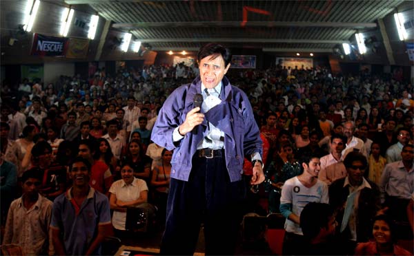Born Dharamdev Pishorimal Anand in Gurdaspur of undivided Punjab to a well-to-do advocate Pishorimal Anand on September 26, 1923, he graduated in English literature from the Government Law College in Lahore.
He was the second of three brothers born to Kishorimal Anand. Dev's younger sister is Sheela Kanta Kapur, who is mother of Shekhar Kapur. His older brother was Chetan Anand and younger one was Vijay Anand.
In the pic: Dev Anand entertains the Lala Lajpath Rai students he was the Chief guiest of the college fest
(DNA)