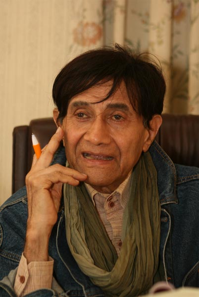 Love for acting made him leave his hometown and arrive in Mumbai (then Bombay), where he began earning Rs 160 a month at the military censor office at Churchgate reading letters written by soldiers to their families.
His first breakthrough Hum Ek Hain in 1946, with Pune's Prabhat studios, did little to boost his film career.
(DNA)