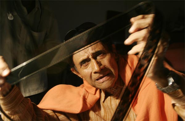 He struck a friendship with fellow actor Guru Dutt and they made a pact: if Dev produced a film, Guru Dutt would direct and if Guru Dutt produced a film, Dev would act in it.
Dev Anand was offered his first big break by Ashok Kumar, who picked him up as the lead actor for Bombay Talkies production Ziddi co-starring Kamini Kaushal in 1948 which became a success.
In the pic: Dev Anand at Anand studio at Pali Hill in Mumbai
(DNA)