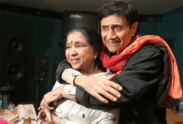 While shooting these films, he became romantically involved with Suraiya. The two of them were paired in seven films together --Vidya (1948), Jeet (1949), Shair (1949), Afsar (1950), Nili (1950) Do Sitare (1951) and Sanam (1951), all successful at the box office.
In these films Suraiya was always first billed in credits to imply she was a bigger star than Dev Anand. She fell in love with him during the shooting of the song Kinare kinare chale jayen ge while shooting Vidya, where during the shooting, a boat capsized and Dev Anand saved Suraiya from drowning.
In the pic: Asha Bhonsle and Dev Anand recording after 28 years for Chargesheet at Harmony
(DNA)