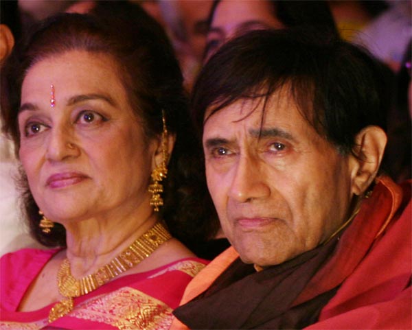 Always the one to think ahead, Dev Anand decided to start producing films after Zinddi's success. In 1949, Dev Anand turned producer and launched his own company Navketan which till 2011 has produced 31 films.
His trademark style of dialogue delivery, an array of hats and a penchant for nodding while speaking became Dev Anand's style in films like Munimji, CID and Paying Guest.
In the pic: Asha Parekh with Dev Anand during Solitaire Awards Ceremony at Grand Hyatt
(DNA)
