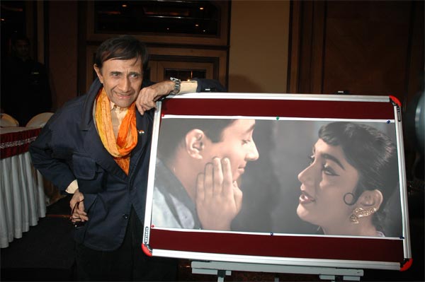 Still, critics accused him of being more style than substance. But, Dev Anand proved his detractors wrong - first with a class act in Kala Paani (1958).
Then came Hum Dono (1961) and he finally sealed all doubts with a nuanced performance in Guide (1966).
In the pic: Dev Anand at a press conference announcing the release of the film Hum Dono in colour
(DNA)