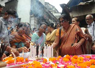 13/7: People pay their respects