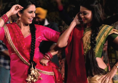 A still from <i>Luv Shuv Tey Chicken Khurana</i>