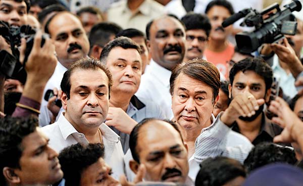 Fellow politicians and figures in the entertainment industry visited ailing Shiv Sena supremo Bal Thackeray's residence Matoshree out of concern for his well-being, on Thursday.
Randhir, Rishi Kapoor, Rajiv Kapoor
The Kapoor brothers were among many other celebrities from the film industry who paid a visit to Matoshree.