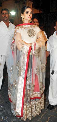 (Pramod Thakur, Rajneesh Londhe & Ashwini Sawant/DNA) Sonam Kapoor celebrated Diwali with her father (below) Anil Kapoor