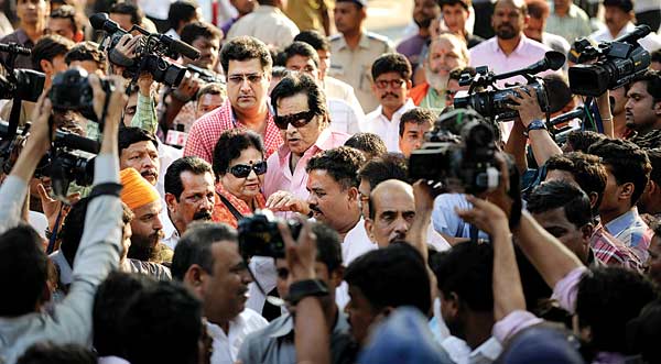 Manoj Kumar
The veterean actor was among the many who thronged Matoshree.