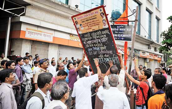 Sena workers at outside Sena Bhavan at Dadar after Bal Thackeray's death.