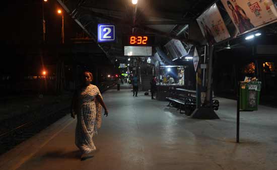 An abandoned Elphinstone station at 8:32pm