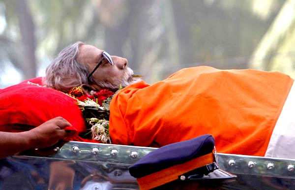 Shiv Sena supremo Bal Thackeray's funeral procession started from his residence Matoshree towards Dadar's Sena Bhavan. Here are pictures of the Sena chief's last journey.
The body of right-wing Hindu nationalist politician Bal Thackeray is carried on a vehicle during his funeral procession in Mumbai.
Thackeray, one of India's most polarising politicians and leader of an influential right-wing Hindu nationalist party that has dominated politics in the country's richest city for two decades, has died aged 86. Thackeray died of cardio-respiratory arrest on Saturday at his home, one of his doctors, Jalil Parker, said. He had been ill for some time and was rumoured to have died earlier this week. Seated at far right is Thackeray's grandson Aditya.
(Reuters)
