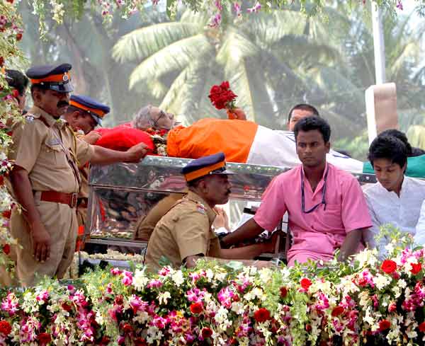 Police officers and mourners sit on the vehicle carrying the body of right-wing Hindu nationalist politician Bal Thackeray during his funeral procession in Mumbai.
(Reuters)
