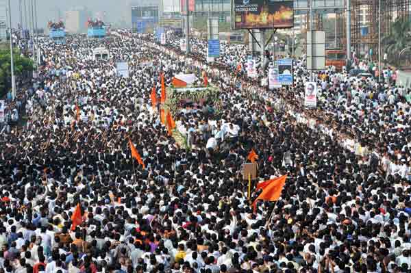 Crowds head towards Shivaji Park to addend Bal Thackeray's last rites
(DNA)
