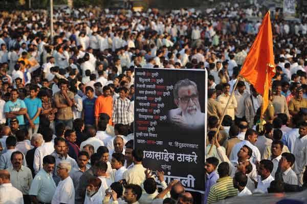 Shiv Sena Supremo Balasaheb Thackeray's funeral procession at Kalanagar in Bandra
(Rajendra Gawankar / DNA)