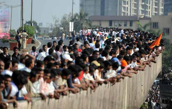 People gather outside Matoshree
(Rajendra Gawankar / DNA)