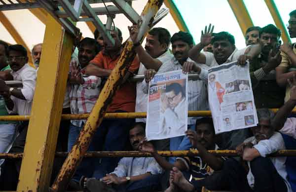 People gather on skywalks to catch a glimpse of Bal Thackeray
(Rajendra Gawankar / DNA)