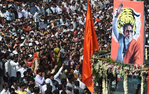 Mahim is crowded as people catch a glimpse of Bal Thackeray
(DNA)
