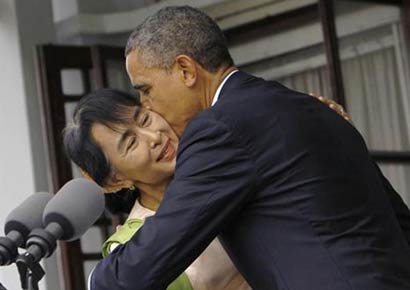 Barack Obama kisses Aung San Suu Kyi after their meeting at her residence in Yangon Barack Obama kisses Aung San Suu Kyi after their meeting at her residence in Yangon