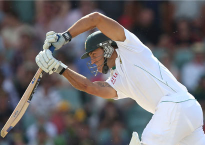 South Africa's Faf du Plessis plays a shot off Australia's Peter Siddle at Adelaide on fourth day's play of the second Test on Sunday.