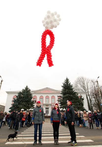 Youths release balloons, which form the shape of the AIDS ribbon, as they take part in an AIDS awareness campaign to mark World AIDS Day in the town of Smolevichi.
Photo by: Vasily Fedosenko