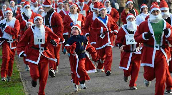 Competitors dressed as Santa Claus take part in the annual 6-km (3.7-mile) Santa Run in Battersea Park, London.
Photo by: Paul Hackett