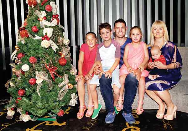 Michael Hussey with wife Amy Hussey and children: Molly, William, Jasmin and baby Oscar
(Getty Images)