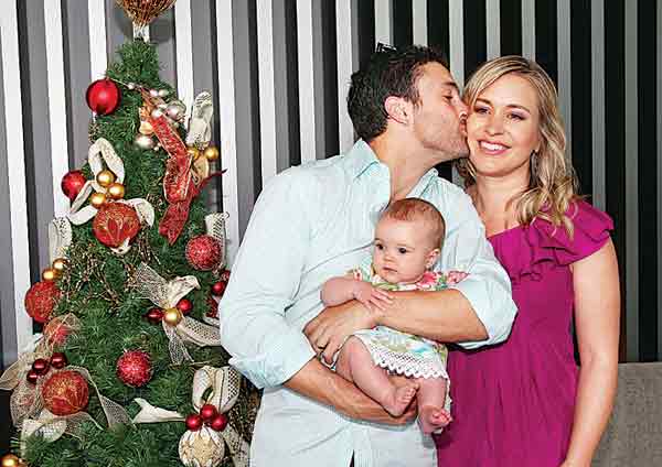 Ed Cowan with wife Virginia Lette, while holding their child Romy
(Getty Images)