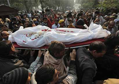 Police and relatives carry the body of Subhash Tomar, a policeman, during his funeral in New Delhi