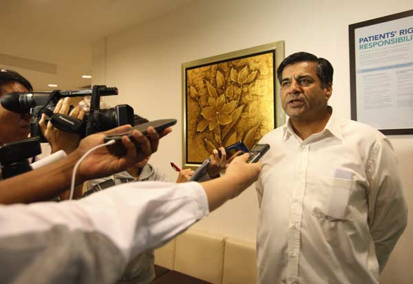 Indian High Commissioner to Singapore TCA Raghavan speaks to journalists about passing of the Indian rape victim outside the ICU ward of Mount Elizabeth Hospital in Singapore.
(Reuters)