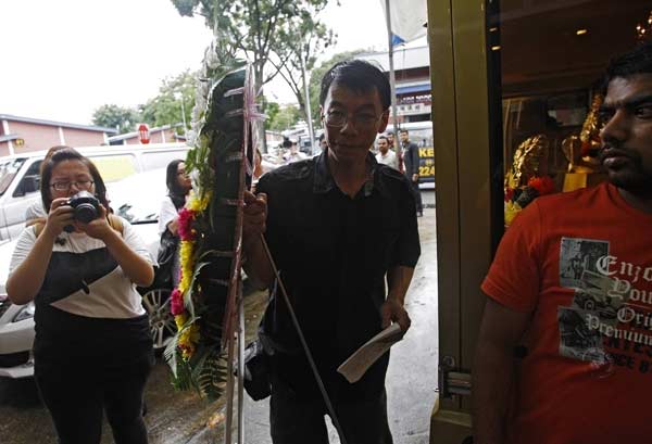 A courier delivers a wreath for an Indian rape victim at a funeral parlour in Singapore.
(Reuters)