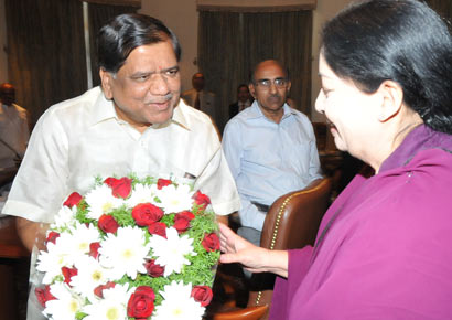 Karnataka chief minister Jagadish Shettar greets Tamil Nadu chief minister J Jayalalithaa in Bangalore on Thursday, November 29, 2012.-DNA