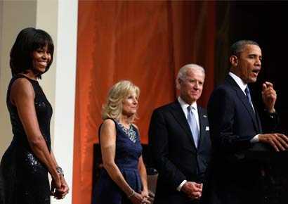 US President Barack Obama (R), first lady Michelle Obama (L), Vice President Joseph Biden (2nd R) and his wife, Jill Biden (2nd L) at the swearing-in ceremony