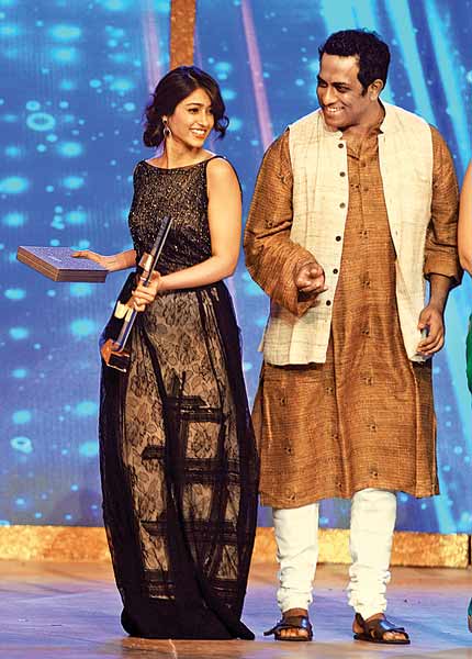 The best newcomers were picked in twos — Ileana D’Cruz and Yami Gautam for best debutante females for their separate films, while Arjun Kapoor and Ayushmann Khurrana won the best debuting males. Sonu Nigam and Shreya Ghoshal won in the playback singing section.
Lady Luck: Ileana D’Cruz, Anurag Basu
(Pramod Thakur / DNA)
