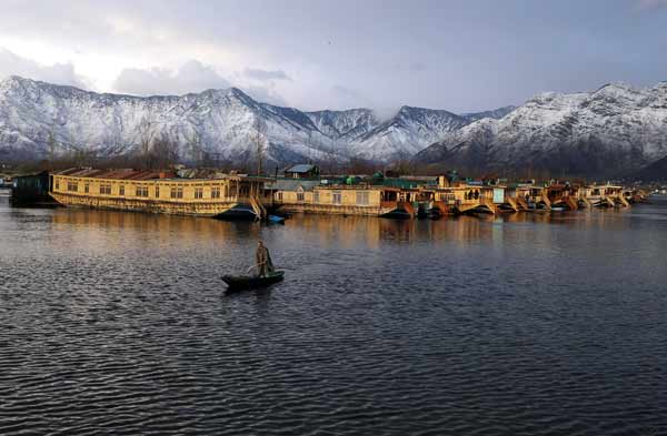 A Kashmiri man rows his boat in the waters of the Dal Lake on a cold winter evening in Srinagar.
Photo by: Danish Ismail
(Reuters)