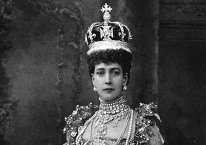 Queen Alexandra wearing the Koh-i-Noor in her coronation crown.