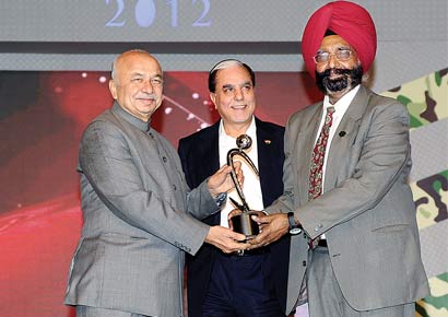 Brig (retd) Kuldip Singh Chandpuri receives Life Time Achievement award from Union Home Minister Sushilkumar Shinde as Zee and Essel Group Chairman Subhash Chandra looks on 