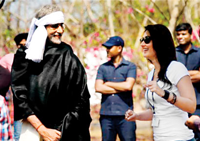 Amitabh Bachchan and Kareena Kapoor on the sets of Satyagraha in a pic posted by Bachchan on Twitter Amitabh Bachchan and Kareena Kapoor on the sets of Satyagraha in a pic posted by Bachchan on Twitter