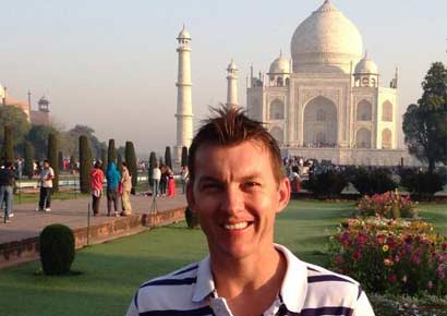 Brett Lee poses near the Taj Mahal

Photo courtesy: Twitter