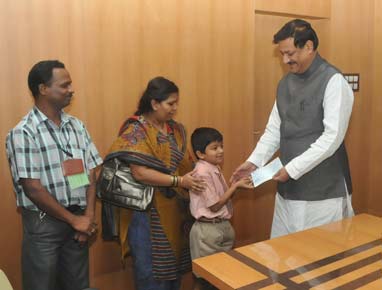 Kanishka with his father Raju Dongre and mother Madhvi with the CM