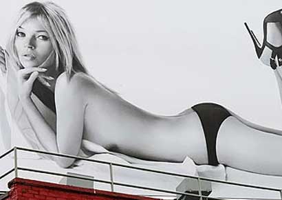 The poster where Kate Moss has posed for Stuart Weitzman.