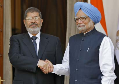 Egypt's President Mohamed Morsi (L) and India's Prime Minister Manmohan Singh shake hands during a photo opportunity before their meeting in New Delhi on March 19, 2013