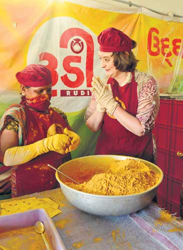 Cherie Blair with a SEWA worker 