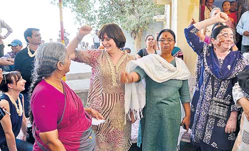 Cherie Blair shakes a leg with SEWA workers 