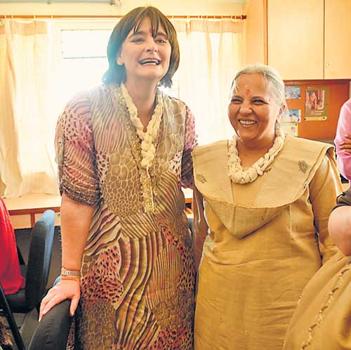 Cherie Blair with a SEWA worker 