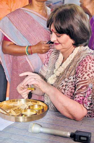 Cherie Blair samples a Gujarati thali 